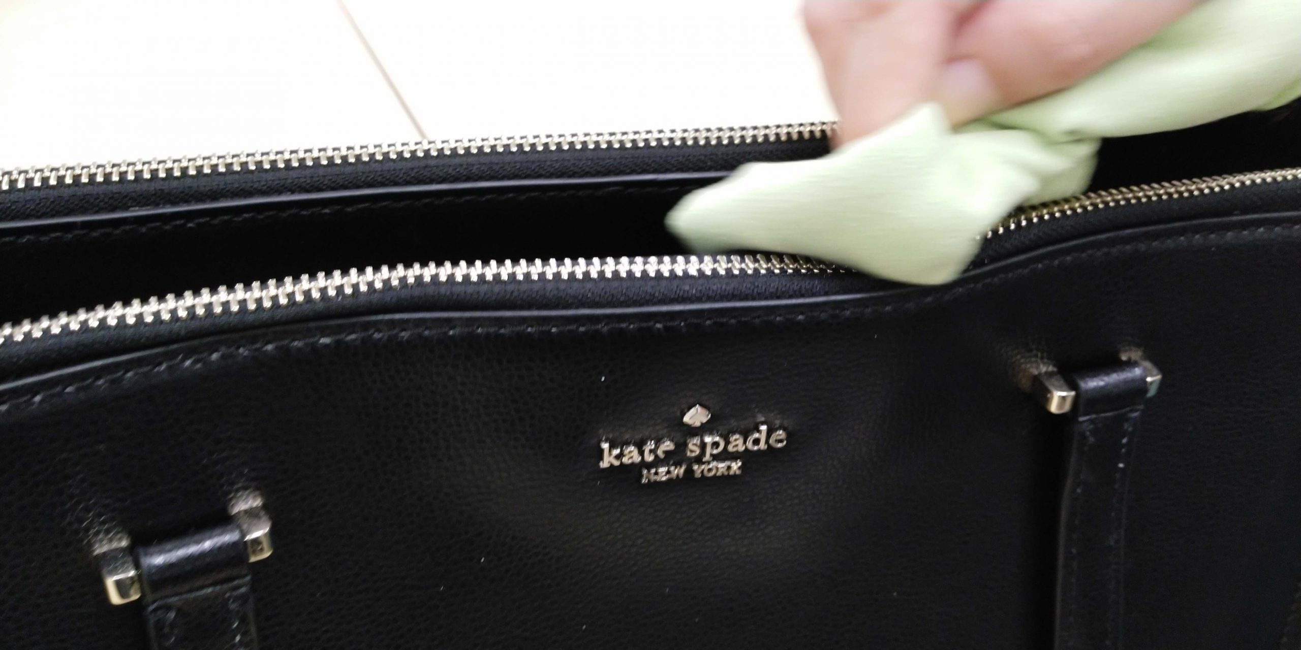 裏技 ローソクで簡単にバッグやお財布のファスナー滑りを良くする方法