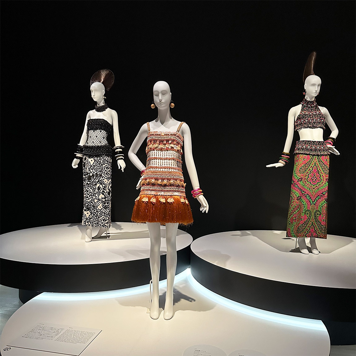 没後日本初の大回顧展「イヴ・サンローラン展 時を超えるスタイル